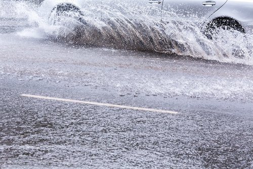flood-waters-and-car